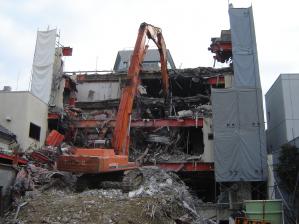 市街地でのビル解体工事(1)