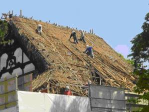 寺院の茅葺屋根改修工事(1)